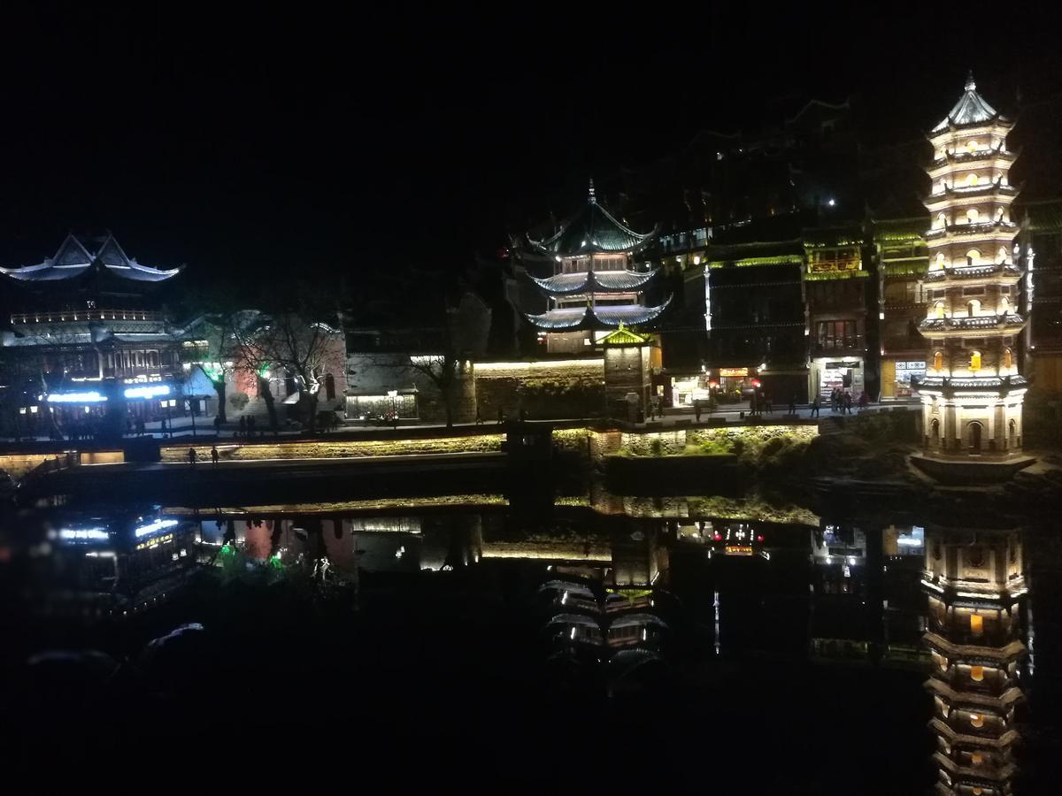 沱江缘民宿 Fenghuang Extérieur photo