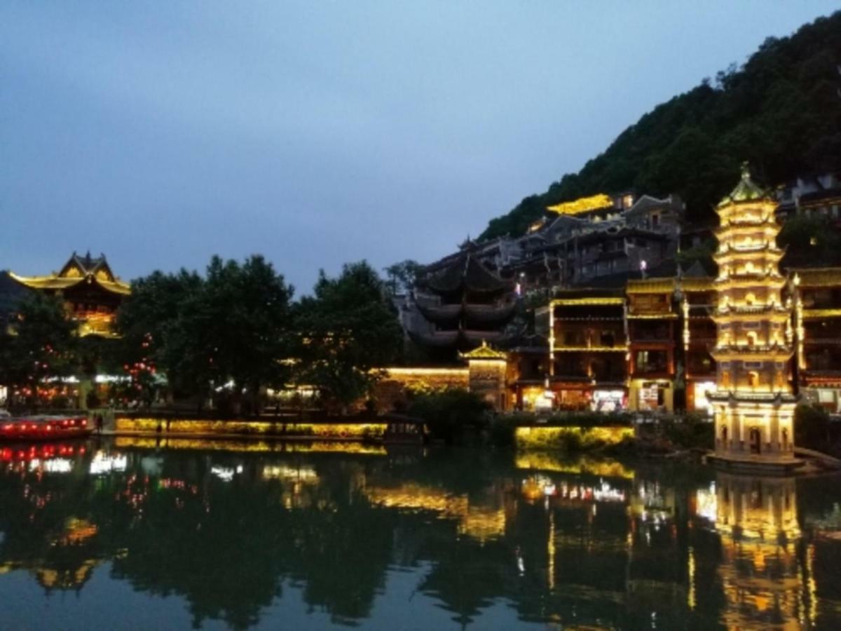 沱江缘民宿 Fenghuang Extérieur photo