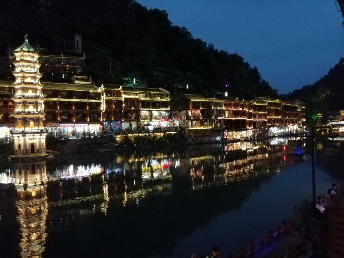 沱江缘民宿 Fenghuang Extérieur photo
