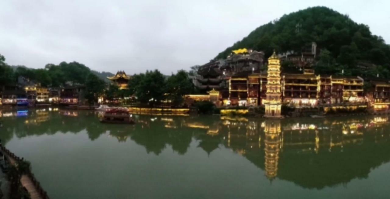 沱江缘民宿 Fenghuang Extérieur photo